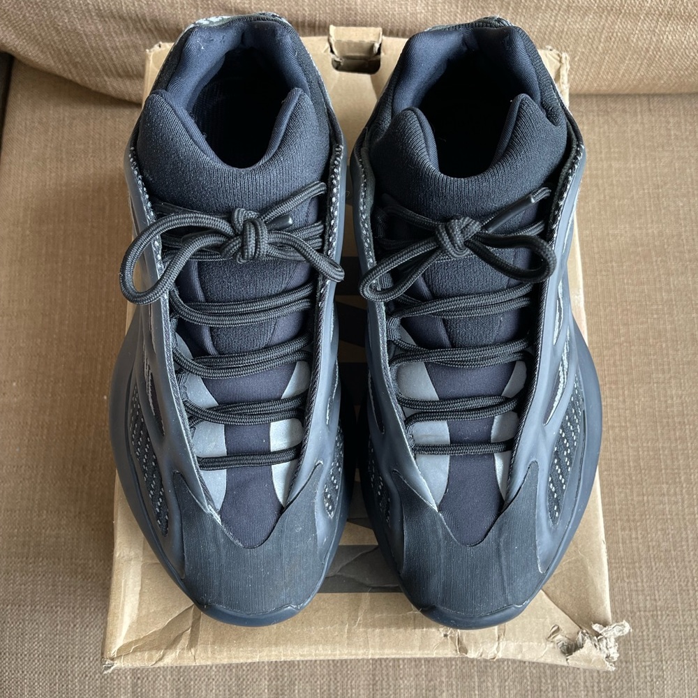 YEEZY 700 V3